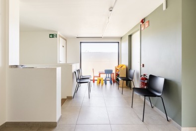 Binnenkant van wachtzaal van dokterspraktijk - Dewaele Woningbouw