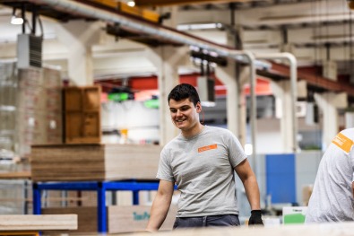 Medewerker van Dewaele aan het werk in de houtverwerkingsafdeling.