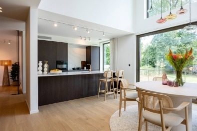 Salle à manger et cuisine dans maison ossature bois