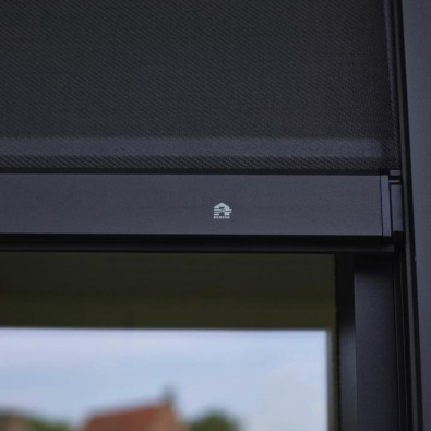 Détail protection solaire Renson intégrée au-dessus d’une fenêtre.
