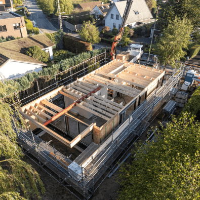 Luchtfoto van een woning in houtskeletbouw in opbouw