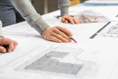 L'architecte examine les plans et prend des notes.