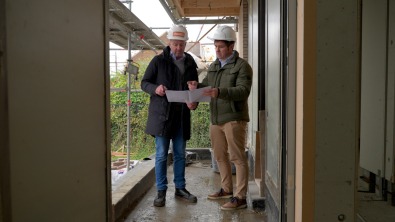 Projectleiders van Dewaele en Vandersanden bekijken de bouwplannen