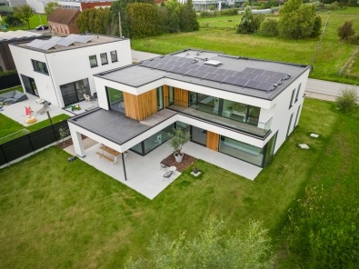 Maison à ossature bois avec pompe à chaleur et panneaux solaires.