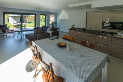 Tijdloze halfopen bebouwing woonkamer