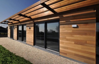 Woning met hout, zink en baksteen