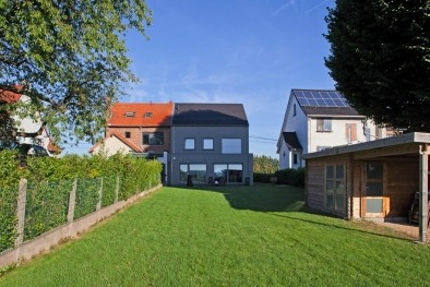 Moderne halfopen houtskeletbouw woning tuin