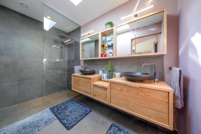 Badkamer met inloopdouche in kijkwoning Yvoir.