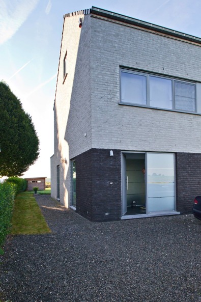 Moderne halfopen houtskeletbouw woning