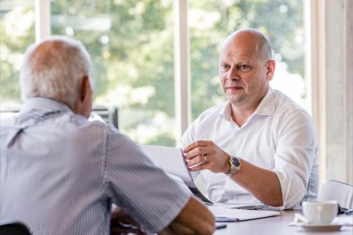 Klantgesprek aan vergadertafel bij Dewaele houtskeletbouw.