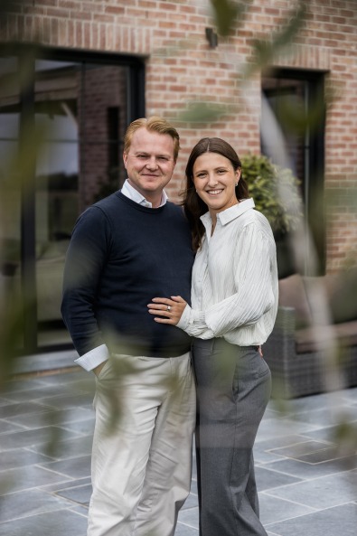 Gelukkige bouwheren voor hun landelijk moderne villa