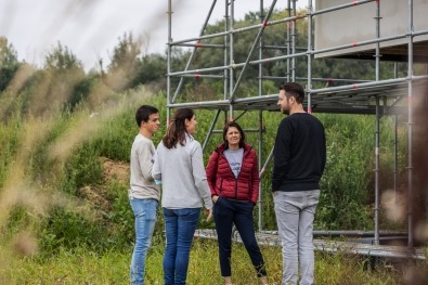 Des clients en consultation avec un expert Dewaele sur le chantier de leur maison ossature bois.