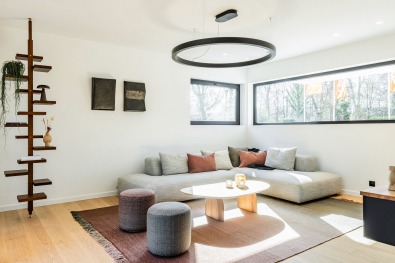 Ruime, heldere woonkamer met hoekzetel.