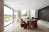 Salle à manger dans maison contemporaine.