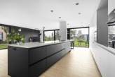 Moderne keuken van een tijdloze woning met een eiland in zwart en wit