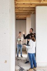Adviesmoment tijdens renovatieproject.