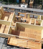 Luchtfoto van houtskeletbouw in opbouw.