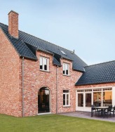Authentieke landelijke woning in baksteen.