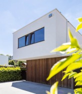 Moderne woning met houten gevelbekleding.