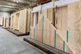 Murs préfabriqués en ossature bois prêts pour le montage.