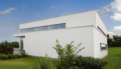 Moderne woning met witte crepi door Dewaele Woningbouw