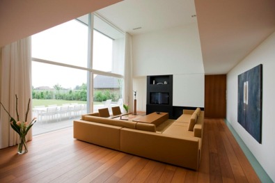 Moderne woning met witte crepi door Dewaele Woningbouw