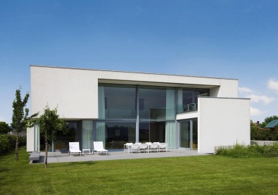Moderne woning met witte crepi door Dewaele Woningbouw