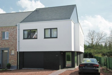 Halfopen bebouwing: moderne woning met witte crepi en zwarte baksteen