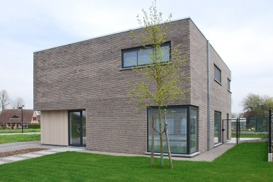 Moderne woning in houtskeletbouw met donkere gevelsteen