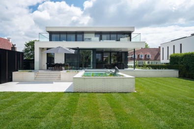 achterkant woning met zwembad