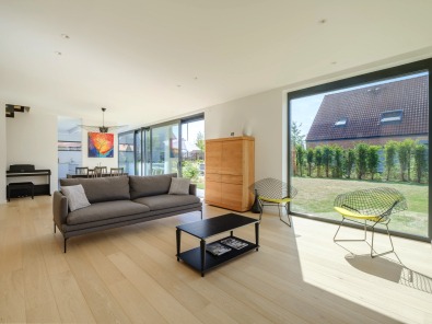 Lichtrijke leefruimte met schuifwand