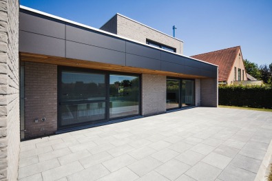 Houtskeletbouw in moderne stijl, halfopen bebouwing, grijze baksteen en HPL-platen van Trespa