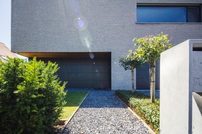 Houtskeletbouw in moderne stijl, halfopen bebouwing, grijze baksteen en HPL-platen van Trespa