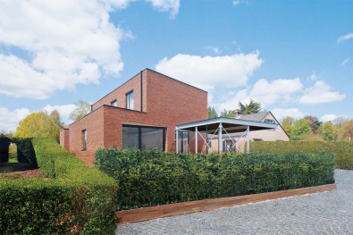 Moderne woning met rode baksteen en carport