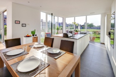 Moderne eetkamer en keuken  