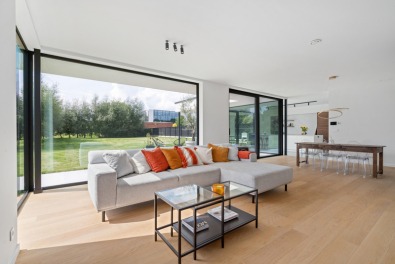 Salon van moderne houtskeletbouwwoning met veel lichtinval