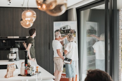 Bezoekers in kijkwoning Dewaele