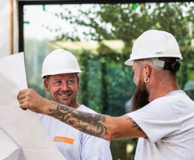 Deux collaborateurs Dewaele examinent un plan.