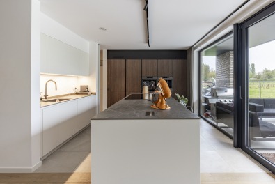 Realisatie van Dewaele Woningbouw - keuken van tijdloze woning in Wambeek