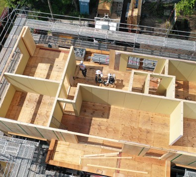 Photo aérienne d’une ossature bois en construction.