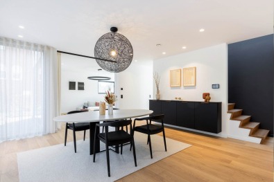 Modern interieur van kijkwoning met eetruimte en zwarte accenten.
