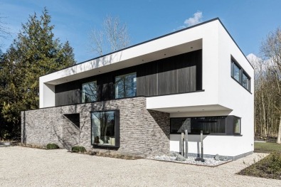 Maison témoin moderne à Casteau en ossature bois.