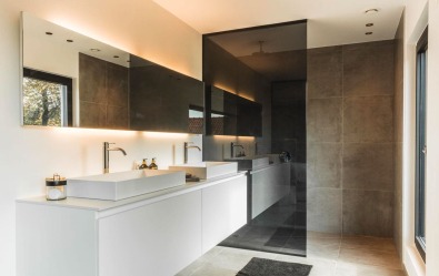 Badkamer met inloopdouche en dubbele wastafel in kijkwoning.