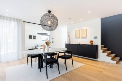 Salle à manger moderne avec des accents noirs.