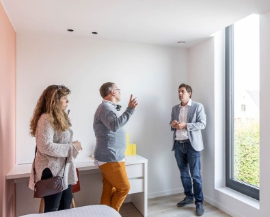 Consultatie in houtskeletbouwwoning van Dewaele.