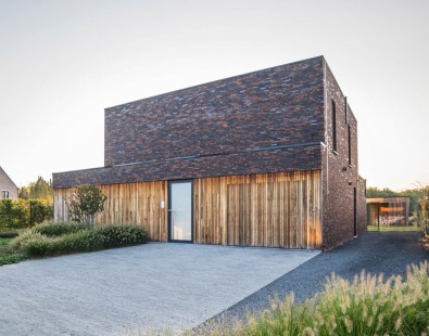 Eigentijdse woning met houtaccent.
