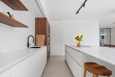 Strakke keuken in een moderne houtskeletbouwwoning