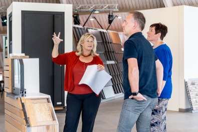 Adviesgesprek in de toonzaal van Dewaele Woningbouw Deerlijk.