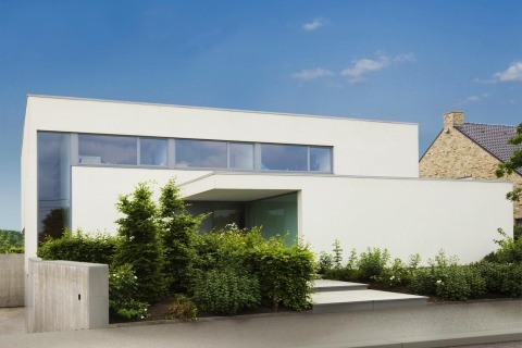 Moderne woning met witte crepi door Dewaele Woningbouw