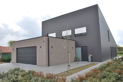 Moderne woning met hellend dak in houtskeletbouw